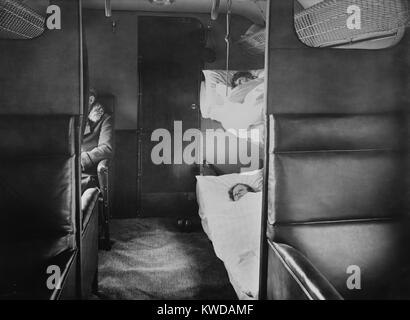 Innenraum der Junkers Flugzeug mit Passagier sitzt im Ledersessel sitzen. Im Vordergrund schlafen Betten (BSLOC 2016 10 166) Stockfoto