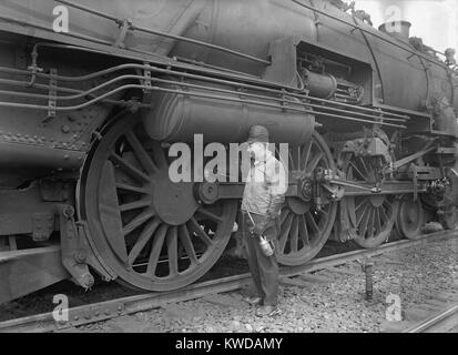 Mechanische Wartung eine Eisenbahn Dampflok 1924. Massive Lokomotiven hat erhöhte Geschwindigkeit und Leistung schwerer Lasten (BSLOC 2016 10 178 zu bewegen) Stockfoto