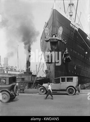 Der ozean Liner "Leviathan" an einem New York City Pier, C. 1920er-Jahre. Sie war ursprünglich die deutsche Fahne Passagierschiff 'Vaterland', wurde aber als Troop Transport von April 1917-1919 beschlagnahmt. Sie blieb in politischen Schwebezustand von 1919 bis 1922, als sie in die größte und schnellste Schiff der US-Handelsmarine modernisiert (BSLOC 2016 10 182) Stockfoto