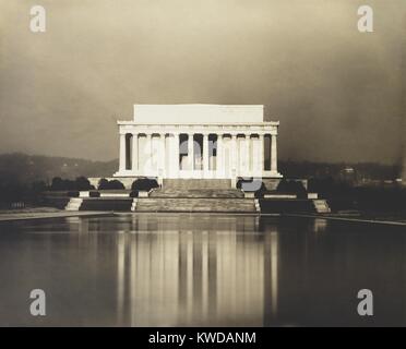 Lincoln Memorial und einen reflektierenden Pool ein Jahr nach der Einweihung, 2. Mai 1923. Der Architekt war Henry Speck. Daniel Chester French, die Statue von Abraham Lincoln, die durch die Brüder (Piccirilli BSLOC 2016 10 190) geschnitzt wurde Stockfoto