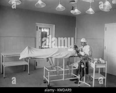 Anästhesist verwaltet Äther und Lachgas, die dem Patienten vor der Operation im Operationssaal. 1922 in einem Krankenhaus in Washington, D.C. (BSLOC 2016 10 33) Stockfoto