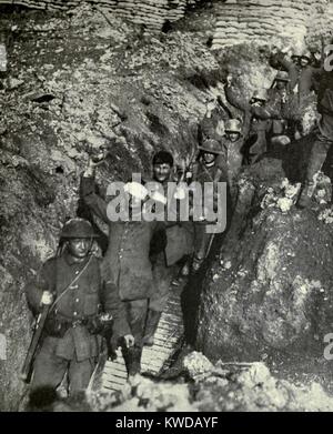 Weltkrieg 1. Somme Offensive. Deutsche Kriegsgefangene während der Schlacht von Thiepval Ridge, unter britischen bewaffneten Guard. September 26-30, 1916. (BSLOC 2013 1 119) Stockfoto