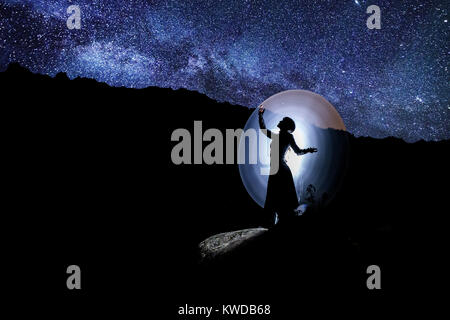 Model posiert in der Nacht und nur mit Taschenlampen beleuchtet durch die Technik der Malerei des Lichts. Stockfoto
