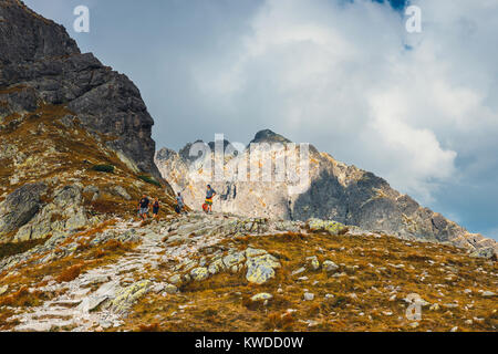 Hohe Tatra, Polen - 10. September 2017: Gruppe von Menschen wandern im fünf-Seen-Tal im hohen Tatra, Polen Stockfoto