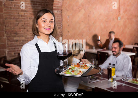 Junge Frau Kellner zeigen Land Restaurant Besucher Stockfoto