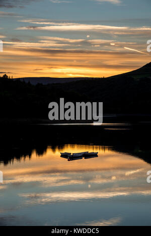 Schönen Sonnenuntergang am Ladybower Reservoir in den Peak District, Derbyshire, England. Stockfoto