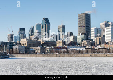 Montreal, CA - 1. Januar 2018: die Skyline von Montreal und gefrorenen St. Lawrence Fluss im Winter Stockfoto