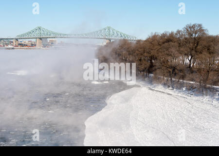 Montreal, CA - 1. Januar 2018: Jacques Cartier Brücke und Parc Jean Drapeau als Eis Nebel steigt aus dem St. Lawrence River Stockfoto