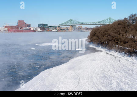 Montreal, CA - 1. Januar 2018: Jacques Cartier Brücke und Parc Jean Drapeau als Eis Nebel steigt aus dem St. Lawrence River Stockfoto