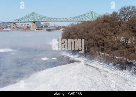 Montreal, CA - 1. Januar 2018: Jacques Cartier Brücke und Parc Jean Drapeau als Eis Nebel steigt aus dem St. Lawrence River Stockfoto