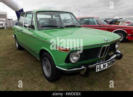 Drei Viertel Vorderansicht eines 1975 BMW 2002 tii auf statischen Anzeige bei der Silverstone Classic 2017 Stockfoto