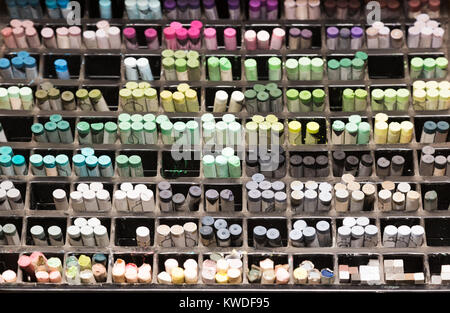 Detailansicht auf bunten Pastellkreiden in Store Stockfoto