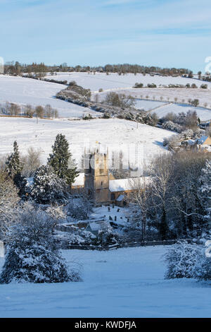 St Andrews Kirche, Naunton Dorf im Schnee im Dezember. Naunton, Cotswolds, Gloucestershire, England Stockfoto