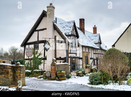 Das Fleece Inn im Schnee im Dezember. Bretforton, Worcestershire, England Stockfoto