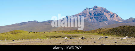 Sincholagua Vulkan (4,899m) in den ecuadorianischen Anden südlich von Quito im Cotopaxi Nationalpark. Stockfoto