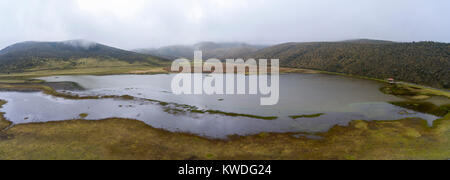 Luftaufnahme der Laguna Limpiopungo in der Nähe von Vulkan Cotopaxi, Ecuador an einem bewölkten Tag. Stockfoto