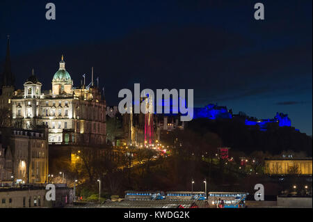 Die Bank von Schottland HQ auf dem Damm und das Edinburgh Castle in Blau beleuchtet, während das neue Jahr feiern. Stockfoto