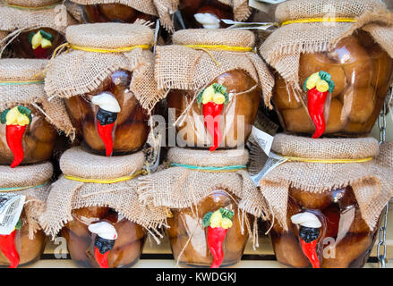 Traditionelle neapolitanische Dessert, babÃ mit Rhum, dekorative Gläser, Neapel, Italien Stockfoto