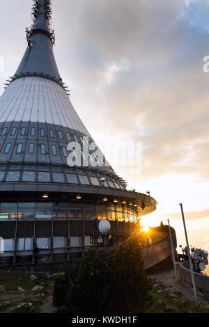 Sonnenuntergang auf dem Ještěd Turm Telekommunikation Sender auf dem Ještěd Berg in der Nähe von Liberec, Tschechien, Tschechische Republik Stockfoto