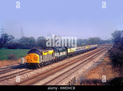 Ein paar Klasse 37 Diesellokomotiven Nummern 37038 und 37197 arbeiten ein Relief Service in Marshfield in South Wales. 23. März 2003. Stockfoto