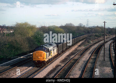 Eine Klasse 37 Diesellok Reihe 37897 arbeiten ein Zug der containerisierten Kohle nähern Hinksey Hof in der Nähe von Oxford. 19. März 1994. Stockfoto