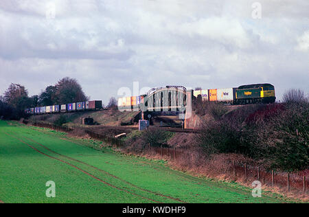 Eine Klasse 57 Diesellok Reihe 57007 Kreuzung Battledown Überführung mit einer geladenen Freightliner an Worting Kreuzung in Hampshire. 7. März 2002. Stockfoto