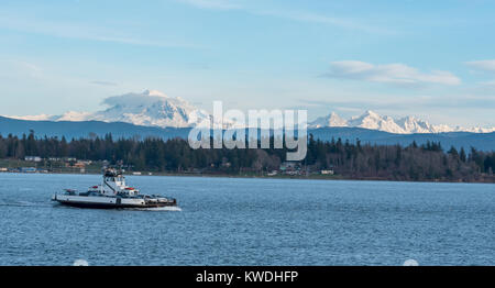 Die whatcom Chief Fähre Hale Passage in Washington. Mt. Baker und die Schwestern steigen im Hintergrund. Stockfoto