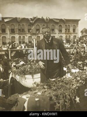 Theodore Roosevelt zu sprechen eine große Menschenmenge in der Alamo, San Antonio, Texas, am 7. April 1905. Der Präsident erinnerte er auferweckt hatte und seine spanisch-amerikanischen Krieg Regiment der rauhen Reiter in der Nähe von San Antonio (BSLOC 2017 6 58 trainiert) Stockfoto