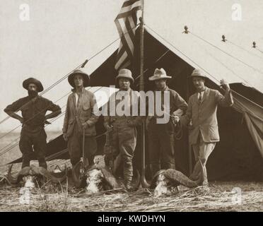 Mitglieder von Theodore Roosevelts Safari steht hinter den afrikanischen Büffel Schädel. Vor einer Hütte, L-R: R. J. Cunninghame, Kermit Roosevelt, Theodore Roosevelt, Edmund Heller, und Hugh H. Heatley. Smithsonian-Roosevelt African Expedition, Juli 1909 - Feb. 1910 (BSLOC 2017 8 14) Stockfoto