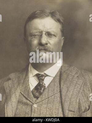 Ex-präsident Theodore Roosevelt stumping für progressive Republikaner, Aug.-Okt. 1910. Während seiner mittelfristigen Wahl stumping für progressive Republikaner, TR artikuliert seine neuen Nationalismus. Es bewertet die Arbeit als Superior zu Kapital; das Gemeinwohl über Eigentum; und Verschrie corporate Einfluss auf die Politik und die Gerichte (BSLOC 2017 8 28) Stockfoto