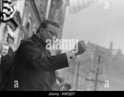 Oberst Theodore Roosevelt, sprechen in Yonkers, New York, 17. Okt. 1910. Er sprach mit einer Masse von 6000 vom Balkon des Getty House, ein Hotel (BSLOC 2017 8 38) Stockfoto