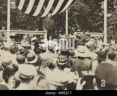 Theodore Roosevelt, werbend für Präsident in New Jersey Juni oder August, 1912. Ob sein Ziel war der Republican Convention im Juni oder der Progressiven Convention im August ist von Informationen mit dem Foto nicht definiert, aber Foto copyright Datum der 9/3/1912 schlägt vor, dass die letzteren (BSLOC 2017 8 46) Stockfoto