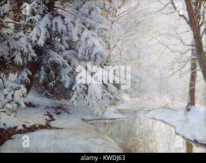 SILENT DAWN, von Walter Launt Palmer, C. 1919, Amerikanische Malerei, Öl auf Leinwand. Frischer Schnee lastet schwer die Zweige von Evergreens neben einem teilweise zugefrorenen Bach. Palmer war ein impressionist Maler, naturalistischen Klarheit der Form und Raum gepflegt (BSLOC 2017 9 15) Stockfoto