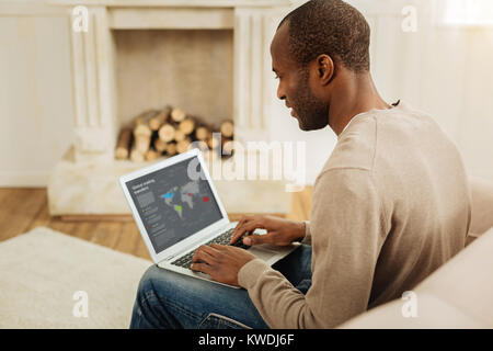 Afro-amerikanischer Mann Arbeiten am Laptop Stockfoto