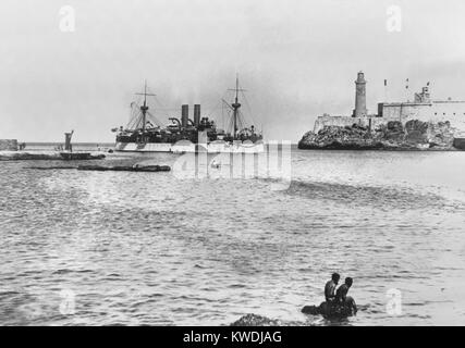 USS Maine in den Hafen von Havanna im Januar 1898. Sie gesendet wurde, US-Interessen während der Kubanischen Revolte gegen Spanien zu schützen. Auf der rechten Seite ist die alte Festung Morro Castle (BSLOC 2017 10 11) Stockfoto