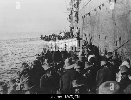 Amphibische Landung bei Arroyo, Puerto Rico, 3. August 1898 während des spanisch-amerikanischen Krieges. US-Soldaten der Firma C, 4 Ohio Volunteer Infantry Transfer der Boote aus der Kreuzer USS St. Paul, sieben Meilen vor der Küste (BSLOC 2017 10 52) Stockfoto