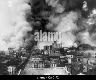 San Francisco in Flammen nach dem 18. April, Erdbeben von 1906. Ansicht umfasst das Gebiet östlich der Sansome Street, nördlich von Bush Street, südlich von Jackson Street, und westlich von Embarcadero Street. Die unverbrannten Bereich, der hier gezeigt wird, ist die Chinatown, die auch verschlungen (BSLOC 2017 17 15). Stockfoto