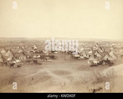 Feindliche indischen Lager von tipis, Pferde und Wagen auf Pine Ridge Indian Reservation im Jan. 1891. Sie wurden als Feinde, weil Sie die Ghost Dance Bewegung angeschlossen, Widerstand weiß Indoktrination und Kultur. Sie nur widerstrebend folgten Aufträge in der Pine Ridge Agentur zu kommen, Ende 1890, vor dem Wounded Knee Massacre. Foto von John Grabill, Jan. 1891 (BSLOC 2017 18 13) Stockfoto