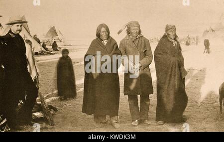 Anführer der feindlichen Indianern nach dem Wounded Knee Massaker von Dez. 29, 1890. Von einem Soldaten bewacht werden zwei Streik, Crow Dog und High Hawk, alle Sub-Chiefs der oberen Brule Stamm, der die US-Regierung um Pine Ridge Agentur im November 1890 zu kommen. Stattdessen stellten sie in einer natürlichen Festung 40 Meilen nördlich von der Agentur, bis schließlich Ende 1890 angekommen, kurz vor dem Massaker (BSLOC 2017 18 24) Stockfoto