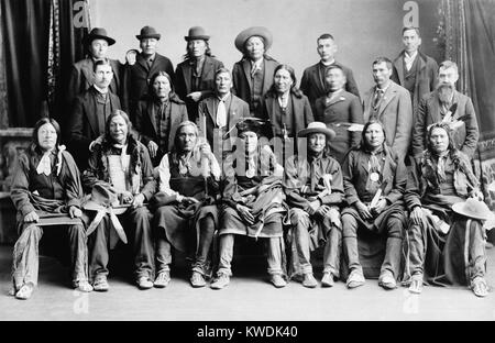 Sioux Delegation in Washington, D.C., von Charles Bell im Jahr 1891 fotografiert. Nachdem Sie einen Friedensvertrag mit der US-Regierung nach dem Wounded Knee Massaker von Dez. 29, 1890 signiert wurde, können sie nach Washington gereist als Delegation. Vordere Reihe, L-R: High Hawk, Feuer Blitzschlag, kleine Wunde, zwei Streik, Young-Man - Afraid-Of - His-Horses, Spotted Elk, und große Straße. Zweite Reihe, 4. von links ist der amerikanische Pferd (BSLOC 2017 18 30) Stockfoto