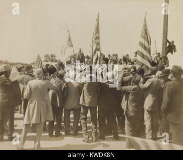 Veteranen des Bürgerkriegs durch Präsident Theodore Roosevelt. Fort Worth, Texas, USA, 8. April 1905, in seiner Rede auf der Texas and Pacific Railroad Station. Roosevelt bemerkte Veteranen der Konföderierten und Union Armeen nun Patrioten wurden von den Vereinigten Staaten (BSLOC 2017 6 59) Stockfoto