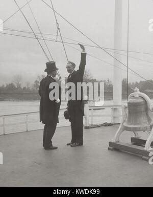 Präsident Theodore Roosevelt und Forest Service Chief, Gifford Pinchot, auf SS Mississippi. Okt. 1-6, 1907. Der Präsident wurde auf einem englischsprachigen Tour des Mississippi Flusses zu plädieren, seine Politik für die Erhaltung und das Management von uns Binnengewässer und Verkehr (BSLOC 2017 6 69) Stockfoto