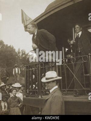 Präsident Theodore Roosevelt Sprechen vor einem Publikum, das mehrere afrikanische Amerikaner umfasst. TR lehnt sich über die Rückseite der Waggon 1907 wichtige Aussage zu unterstreichen. Unbekannter Standort (BSLOC 2017 6 72) Stockfoto