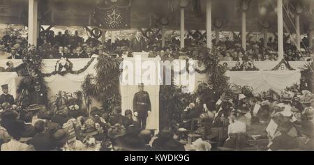 Präsident Theodore Roosevelt in seiner Rede auf der Grundstein zur Festlegung, Pan American Union Building. Mai 11, 1908, Washington, D.C. gegründet 1890, der Panamerikanischen Union entwickelte sich in der Organisation der Amerikanischen Staaten im Jahr 1948. An die Präsidenten sitzt rechts sind George Cortelyou, Andrew Carnegie, Elihu Root (BSLOC 2017 6 73) Stockfoto