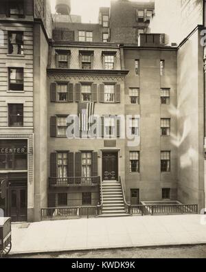 Präsident Theodore Roosevelts war geboren und in einem Stadthaus mit 28 E. 20 St., New York City angehoben. Foto des Gebäudes im Jahr 1923, dem Jahr, in dem die Gebäude benannt wurde, einem historischen Ort (BSLOC 2017 6 76) Stockfoto