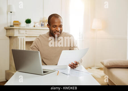 Grinsend Papa verbringt Zeit mit seinem Sohn Stockfoto