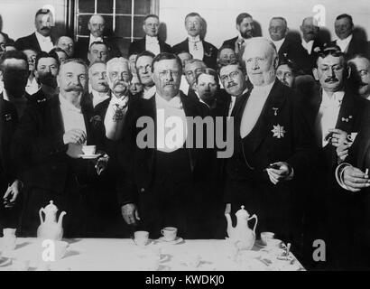 Ex-präsident Theodore Roosevelt an einem Rathaus und Veranstaltungsräume, Kopenhagen, 7. Mai 1910. TR ist die zentrale Figur, flankiert von Männern in Royal formelle Kleidung (BSLOC 2017 8 18) Stockfoto