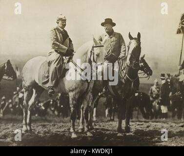 Theodore Roosevelt und Kaiser Wilhelm II. Während einer militärischen Überprüfung im Feld Doberitz, 10. Mai 1910. Nach der Veranstaltung, TR seine Frau erzählte, Im jetzt absolut sicher, dass wir alle für Sie … Das bedeutet einen europäischen Krieg (BSLOC 2017 8 19) Stockfoto