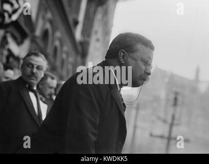 Oberst Theodore Roosevelt, sprechen in Yonkers, New York. Er sprach mit einer Masse von 6000 vom Balkon des Getty House Hotel. Er warb für und Henry Stimson für Regler und anderen fortschrittlichen Republikaner (BSLOC 2017 8 40) Stockfoto