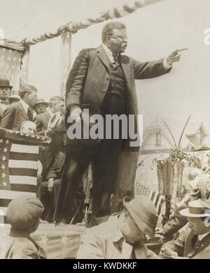 Theodore Roosevelt, werbend für Präsident in New Jersey, Juni oder August, 1912. TR Gesten aus einer einfachen Lautsprecher Plattform, mit einem Reporter Notizen unten (BSLOC 2017 8 47) Stockfoto